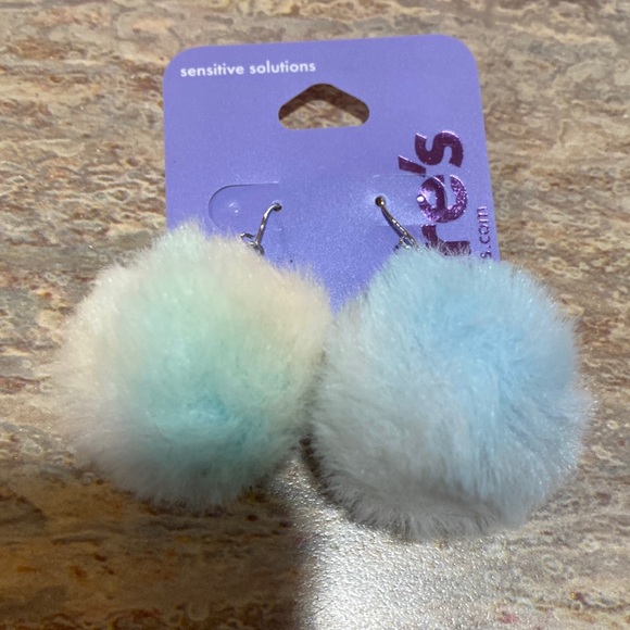 NEW POM POM Earrings - Picture 1 of 2